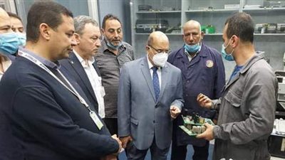 رئيس مصر للطيران يتفقد ورش الصيانة بمطار القاهرة