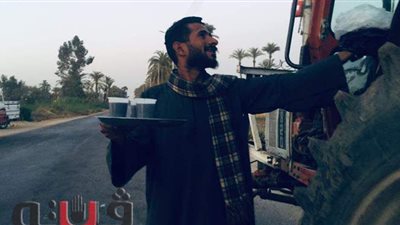 «بحضر مخصوص من دبي».. قبطي يفطر الصائمين على الطريق بقنا | صور