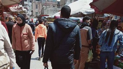 زحام المواطنين لشراء الخضروات والفواكه بأسواق الإسكندرية رغم كورونا