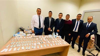 ضبط محاولتين لتهريب أقراص مخدرة وأسلحة بيضاء بمطار القاهرة | صور