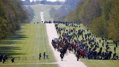 وصول نعش الأمير فيليب استعدادا لبدء مراسم الجنازة