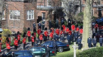 القبض على امرأة عارية حاولت إثارة الفوضى خلال جنازة الأمير فيليب