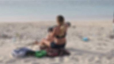 أجنبية تجلس بـ«البيكيني» على شاطئ مطروح: مصر بلد الأمن والأمان |فيديو