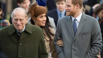 دخلا متباعدين وخرجا معا.. الأمير هاري بجوار شقيقه بعد جنازة جدهما |فيديو