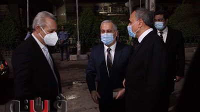 عبد المحسن سلامة يستقبل المعزين في عزاء مكرم محمد أحمد | صور