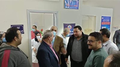 «وكيل صحة الدقهلية» يشارك العاملين بمركز تطعيم لقاح كورونا الإفطار بميت غمر