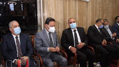 كرم جبر وسعدة والديهي والشوربجي يشاركون في عزاء مكرم محمد أحمد | صور