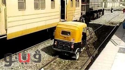 توك توك يسير على قضبان السكك الحديدية بالشرقية.. والهيئة تفتح تحقيقا عاجلا