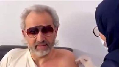 الوليد بن طلال يمازح ملقحته ضد كورونا: 