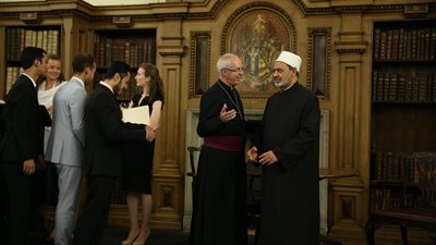 الطيب وكبير أساقفة كانتربري يكرمان المشاركين في منتدى «شباب صناع السلام»