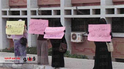 وقفة لطلاب جامعة القناة بالحرم الجامعى