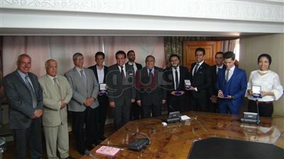 رئيس جامعة حلوان يكرم فريق «الدراجة الكهربائية الذكية» (صور)