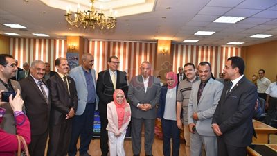 وزير القوى العاملة يسلم 25 عقدا لذوى الاحتياجات الخاصة بالشرقية (صور)