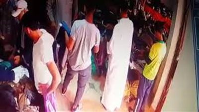 لحظة سرقة لص ماكر حافظة نقود داخل محل ملابس (فيديو)