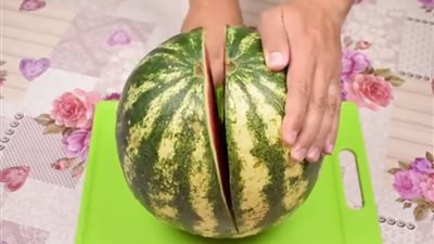 أفضل 9 طرق لتقطيع البطيخ (فيديو)