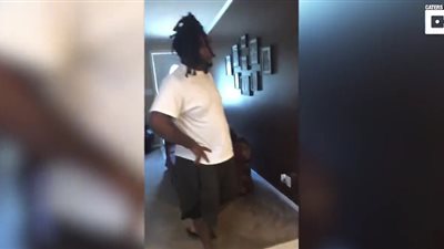 رد فعل طفلة ارتدى والدها شعرا مستعارا (فيديو)