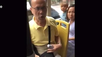 مسن يجبر صبي على التخلي عن مقعده بحافلة (فيديو)