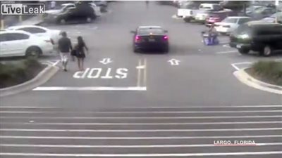 لحظة سرقة امرأتين حقيبة أخرى وسحلها (فيديو)