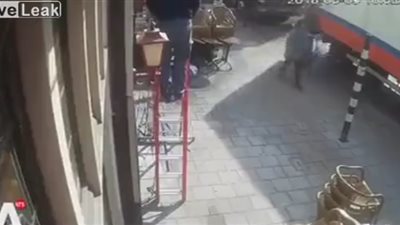 لحظة اشتعال النيران في عامل (فيديو)