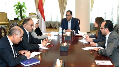 وزيرة الصحة تسلم خطة تطبيق نظام التأمين الشامل ببورسعيد لرئيس الحكومة