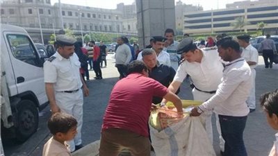 ضبط 35 بائعا متجولا و100 غرامة فورية بوسائل النقل العام