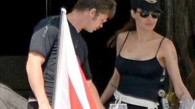 بالصور.. أنجلينا جولي وبراد بيت في عطلة رومانسية على يخت بمالطا