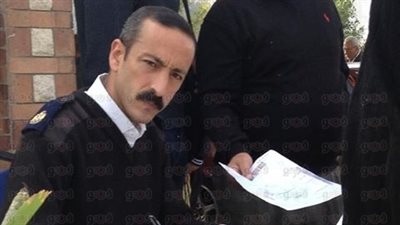 ضابط بمرور الإسماعيلية ينقل مكتبه للشارع حرصا على راحة كبار السن