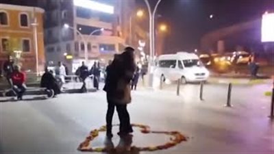 بالفيديو.. رد فعل فتاة فاجأها حبيبها بطلب الزواج منها في الشارع