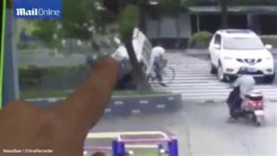 بالفيديو.. العناية الإلهية تنقذ رجلا من الموت دهسا تحت عجلات سيارة