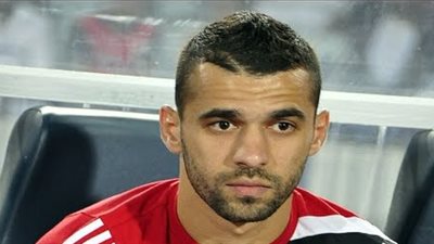 «السعيد» يواصل برنامجه التأهيلي وتقسيمة بين اللاعبين في مران الأهلي