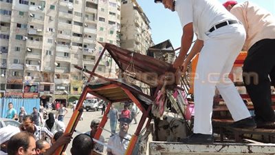 بالفيديو.. حملة أمنية لرفع إشغالات الطرق بالإسكندرية