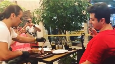 رد غير متوقع لرجل سقط أثناء تصويره الطاهي التركي حبيب الملح (فيديو)