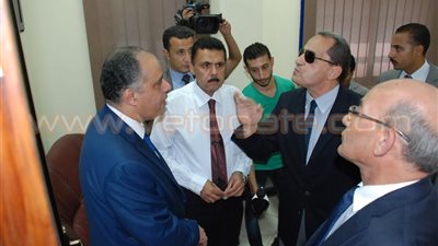 بالصور.. جولة مفاجئة لوزير الزراعة بمركز البحوث لمتابعة سير العمل