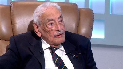 غادة والي تزور جميل راتب وتنقله لمستشفى خاص بالدقي