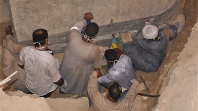 التفاصيل الكاملة لعملية فتح تابوت الإسكندرية.. رائحة كريهة تخرج من التابوت.. مياه صرف صحي تغمر الاكتشاف الأثري.. و«الوزيري»: العثور على بقايا 3 مومياوات فقيرة وغير متحللة لجثث غير ملكية (فيد