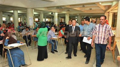 رئيس جامعة أسيوط يتفقد سير امتحانات الدراسات العليا بكلية التربية