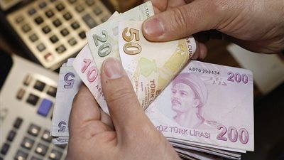 الليرة التركية تتراجع لأدنى مستوياتها.. والبورصة تخسر 4%
