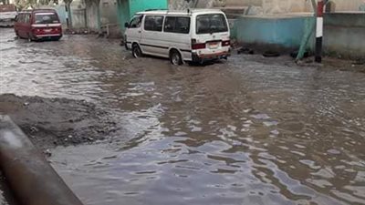 مواطن يشكو من انهيار الصرف الصحي بإحدى قرى محافظة الشرقية (صور)