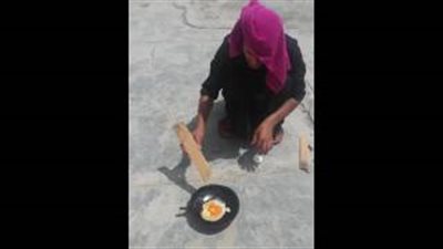 بالفيديو.. عراقي يقلي البيض على حرارة الشمس