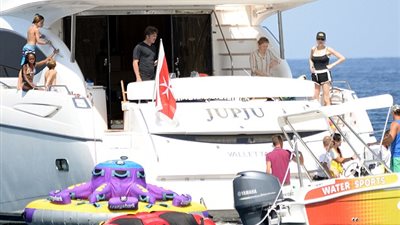 بالفيديو والصور.. أنجلينا وبراد بيت يقضيان يومًا ممتعًا على اليخت