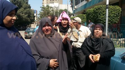 بالفيديو والصور.. اعتصام عمال 