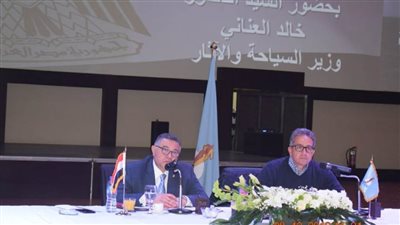 وزير السياحة والآثار يبحث مشاكل ٧٠ من المستثمرين