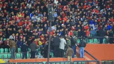 الأمن يحاول تهدئة جماهير الأهلي في استاد السلام | فيديو  