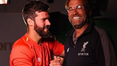 صور مسربة لحارس روما أليسون بقميص ليفربول