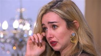 هنا الزاهد تبكى بسبب مرض والدتها (فيديو)