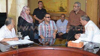 محافظ الغربية يمنح مواطنًا كفيفًا محلا ويعفيه من الإيجار