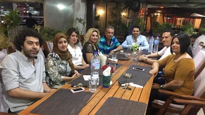 عكاشة وحياة الدرديري يجتمعان بفريق عمل «الفراعين» بكافيه في أكتوبر