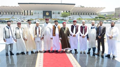 وفد علماء ليبيا يضع إكليلا من الزهور على قبر السادات (صور)