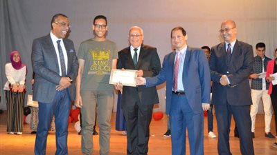 محافظ بورسعيد يكرم ٤٩ من أوائل الشهادات (صور)