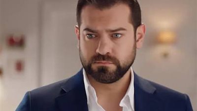 عمرو يوسف يغني «عيش بشوقك» لتامر حسني (فيديو)